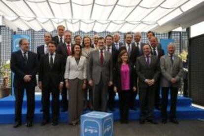 Foto de familia del presidente del Gobierno y del PP, Mariano Rajoy (c), junto a la vicepresidenta del Gobierno, Soraya S&aacute;enz de Santamar&iacute;a (3d-primera fila); la secretaria general del PP, Mar&iacute;a Dolores de Cospedal (3i-primera fila), y los presidentes de las comunidades gobernadas por el PP, antes de la reuni&oacute;n que han mantenido hoy en la sede del Partido en Madrid.