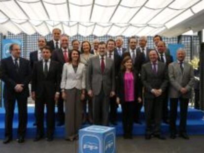 Foto de familia del presidente del Gobierno y del PP, Mariano Rajoy (c), junto a la vicepresidenta del Gobierno, Soraya S&aacute;enz de Santamar&iacute;a (3d-primera fila); la secretaria general del PP, Mar&iacute;a Dolores de Cospedal (3i-primera fila), y los presidentes de las comunidades gobernadas por el PP, antes de la reuni&oacute;n que han mantenido hoy en la sede del Partido en Madrid.