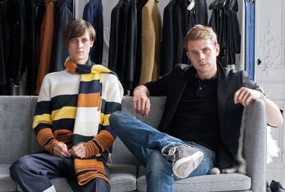 J. W. Anderson (derecha) junto a un modelo vestido con prendas de su primera colección como director creativo de Loewe.