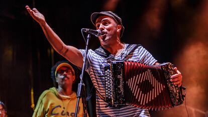 Un momento del concierto de celebración de los 30 años de la sala Slavia de Les Borges Blanques (Lleida) con el concierto del grupo Dusminguet.