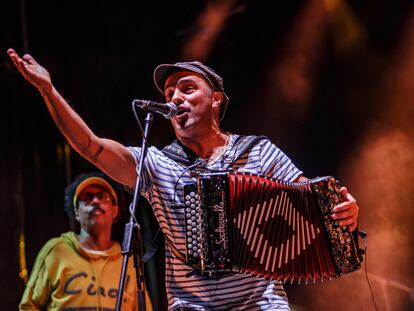 Un momento del concierto de celebración de los 30 años de la sala Slavia de Les Borges Blanques (Lleida) con el concierto del grupo Dusminguet.