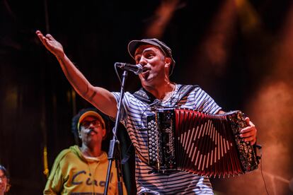 Un momento del concierto de celebración de los 30 años de la sala Slavia de Les Borges Blanques (Lleida) con el concierto del grupo Dusminguet.