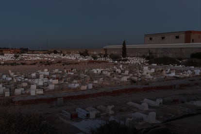 Tumbas de inmigrantes que murieron durante la travesía a Italia, con números de identificación de naufragio, en el cementerio en Sfax, Túnez