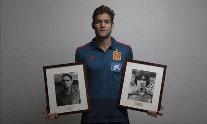 Marcos Alonso, junto con los retratos de su abuelo y su padre