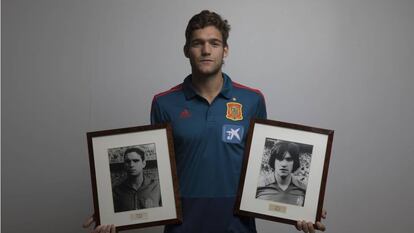 Marcos Alonso, junto con los retratos de su abuelo y su padre