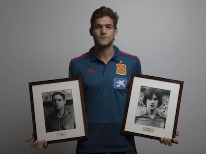 Marcos Alonso, junto con los retratos de su abuelo y su padre