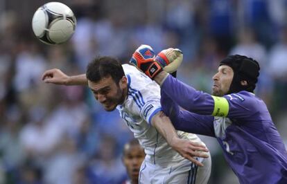 Cech despeja ante Torosidis.