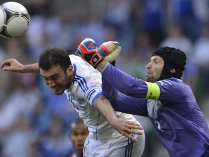 Cech despeja ante Torosidis.