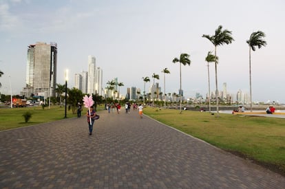 Con casi un millón de habitantes, la transformación de Ciudad de Panamá, está en el aire: una nueva zona verde costera, el esperado museo de la biodiversidad y hasta el metro, en construcción. A pesar del intenso tráfico, el hechizo de la capital del país persiste gracias a sus genuinos habitantes y las encendidas puestas de sol.