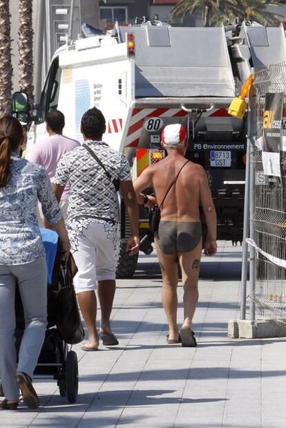 Un hombre con un tatuaje que simula un bañador pasea desnudo por  Barcelona.