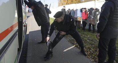 Une policía registra a un detenido en Moscú este martes.