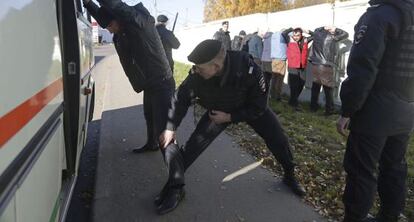 Une polic&iacute;a registra a un detenido en  Mosc&uacute; este martes. 