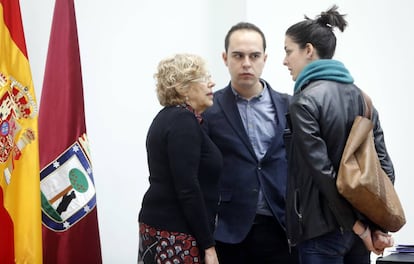 Rita Maestre (derecha) charla con Carmena y José Manuel Calvo antes del pleno.