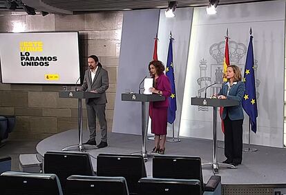 Government officials Nadia Calviño (r), María Jesús Montero (c) and Pablo Iglesias at the news conference on Tuesday.