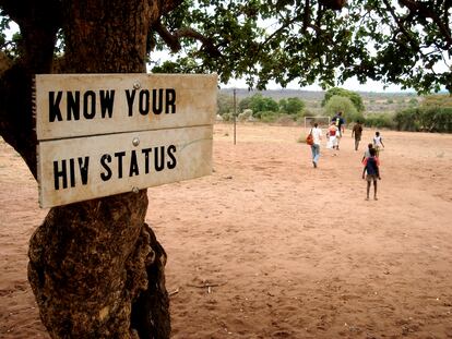 Un cartel en Simonga, un pueblo de Zambia, dice: "Conoce tu estado VIH".