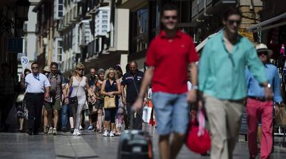  Turistas pasean por el centro de M&aacute;laga