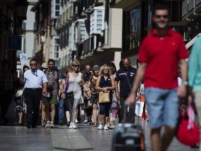  Turistas pasean por el centro de M&aacute;laga