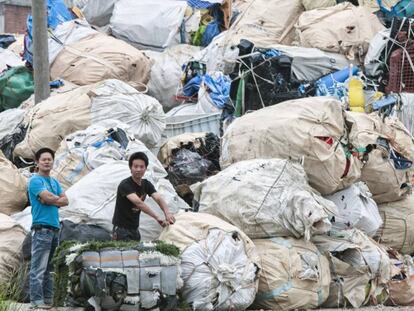 Montanhas de plástico importado esperam a ser recicladas nas instalações de Guiyu.