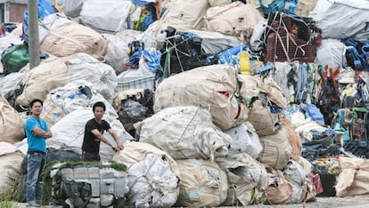 Montañas de plástico importado esperan a ser recicladas en las instalaciones de Guiyu.