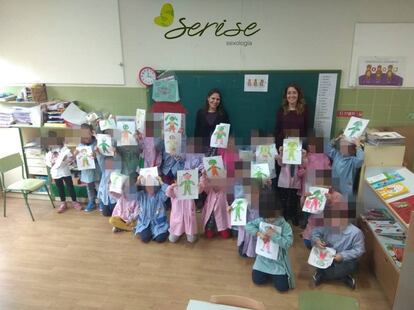 Bárbara Saenz y Ruth Arriero, fundadoras de Serise Sexología, en una sesión de educación sexual en una escuela de La Rioja.