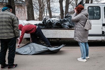 A la derecha de la imagen, se ve la reacción de una familiar de Mikhailo Kovalenko tras reconocer el cadáver en una morgue de Bucha, el pasado 18 de abril. Kovakenko fue asesinado a tiros en la calle Yablonska de Bucha el 5 de marzo de 2022. Como contaba el enviado especial a Ucrania de EL PAÍS, Jacobo García, Yablonska se ha convertido en una calle de Ucrania que no requiere soldados, sino un ejército de psicólogos.
