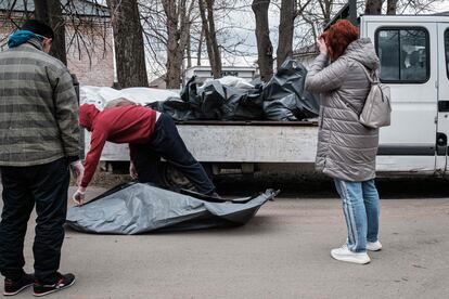 A la derecha de la imagen, se ve la reacción de una familiar de Mikhailo Kovalenko tras reconocer el cadáver en una morgue de Bucha, el pasado 18 de abril. Kovakenko fue  asesinado a tiros en la calle Yablonska de Bucha el 5 de marzo de 2022. Como contaba el enviado especial a Ucrania de EL PAÍS, Jacobo García, Yablonska se ha convertido en una calle de Ucrania que no requiere soldados, sino un ejército de psicólogos. 