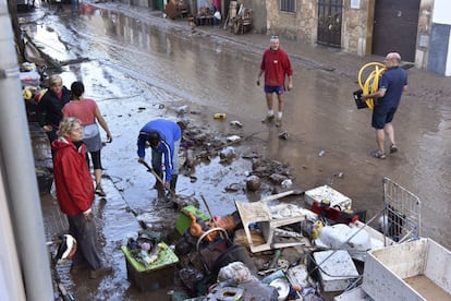 Un carrer de la localitat de Sant Llorenç des Cardassar (Mallorca) després de les fortes pluges a l'illa, que almenys han causat la mort de nou persones.