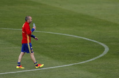 Iniesta en el campo de la Isla de Ré donde se entrenan los españoles.