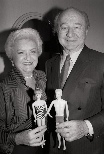  Ruth y Elliott Handler, creadores de Barbie y Ken con sus muñecos.