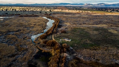 Vista aérea del río Guadiana, a la izquierda, y de la Isla del Morenillo, una zona que debería estar completamente inundada.