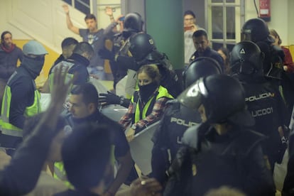 Agentes de la Policía Nacional requisan urnas en el interior de la escuela Ramon Llull de Barcelona.