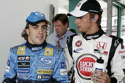 Fernando Alonso charla con el piloto de BAR Honda Jenson Button, tras la jornada de clasificación en Hockenheim.