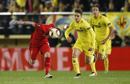 Alberto Moreno del Liverpool durante una jugada frente Denis Súarez del Villarreal.
