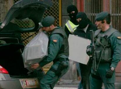 Agentes de la Guardia Civil trasladan material confiscado en un registro en la calle Urbieta de San Sebastián.