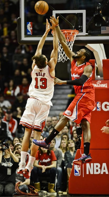 Turiaf (der.), de Los Angeles Clippers, y Noah, de Chicago Bulls, saltan por un rebote