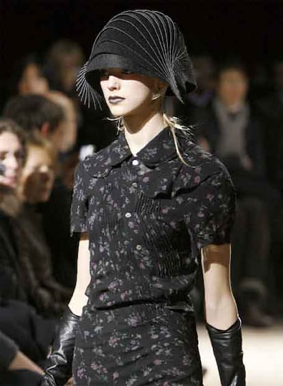 El japonés Junya Watanabe ha creado para Comme des Garçon vestidos asimétricos en negro, lisos o con topos de colores. Pero sobre todo ha sorprendido su colección de sombreros, originales y muy abrigados.