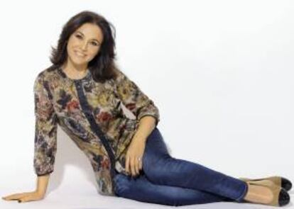 Fotografía facilitada por la periodista y presentadora de televisión Isabel Gemio, que empezó en la radio siendo una adolescente y aunque ha pasado por los platós de casi todas las televisiones, en una entrevista con Efe, asegura que el medio radiofónico es su vida y cuando se pone delante de un micrófono, le da igual el lugar o la empresa, lo que le importa es el oyente y "se moja con absoluta libertad".