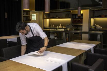 El comedor del restaurante Dins, en Mallorca, con dos mesas largas para ocho personas cada una.