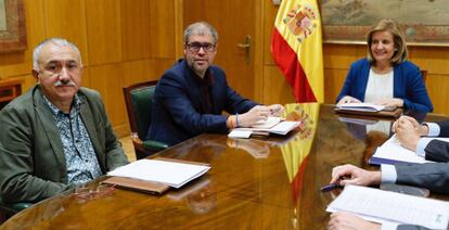 La ministra de Empleo, Fátima Báñez, con los secretarios generales de CCOO, Unai Sordo, en el centro, y UGT, Pepe Álvarez