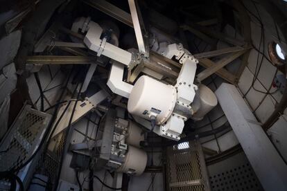 Interior del cono de la antena donde se pueden ver los transmisores que amplifican la señal que manda la nave.