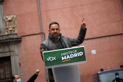 El líder de Vox, Santiago Abascal, durante un acto electoral celebrado este viernes en el distrito madrileño de La Latina.