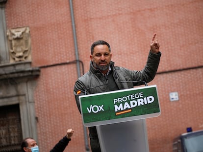 El líder de Vox, Santiago Abascal, durante un acto electoral celebrado este viernes en el distrito madrileño de La Latina.