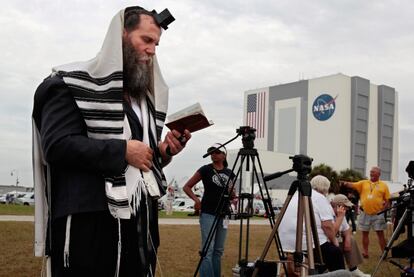 Un rabino reza en las instalaciones de la NASA en Florida, a unos minutos del lanzamiento. Las malas condiciones meteorológicas en la región dificultaban el despegue de hoy y 30 segundos antes del inicio del viaje, los técnicos detuvieron el trasbordador para revisar detalles en el motor.