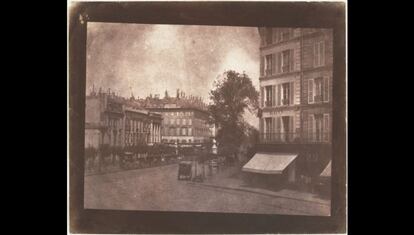 'Los bulevares de París', William Henry Fox Talbot, 1843. Talbot viajó a París en mayo1843 para negociar la patente de su calotipo y con Henneman dar instrucciones de primera mano al primer poseedor de la licencia, el marqués de Bassano. Sin duda emocionado por el viaje al continente con una cámara fotográfica por primera vez, Talbot se aferró a la oportunidad de hacer realidad la fantasía que tuvo en el lago Como 10 años antes. A pesar de que sus negociaciones no le llevaron a ningún beneficio, las representaciones de Talbot de los elegantes bulevares parisinos tienen mucho éxito. Repletas de los detalles accidentales de la vida urbana, la ornamentación arquitectónica, y el juego con la luz primaveral esta fotografía, al contrario de lo que sucede con su trabajo temprano, no es una pieza de demostración, sino una pintura del mundo real.