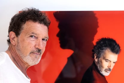 Banderas, delante de un regalo del festival de Múnich donde le homenajearon por su carrera: es el cartel alemán recortado de 'Dolor y gloria', con él y la sombra de Almodóvar.