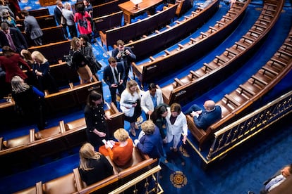 Nancy Pelosi abraza a la representante demócrata de Kansas, Sharice Davids, tras abandonar la cámara.