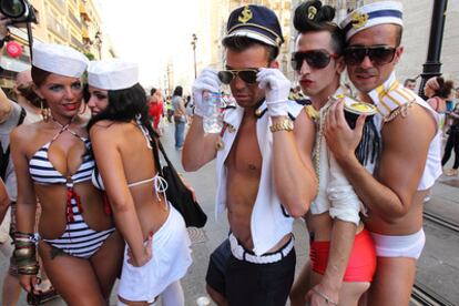 Un grupo disfrazado de marineros en biquini, bañador y con su gorra de capitán, en el 'Orgullo del Sur'.