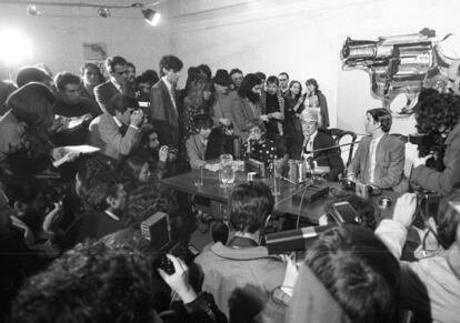 Rueda de prensa de Andy Warhol en la galería Vijande de Madrid, donde se exponen sus obras, el 17 de enero de 1983.