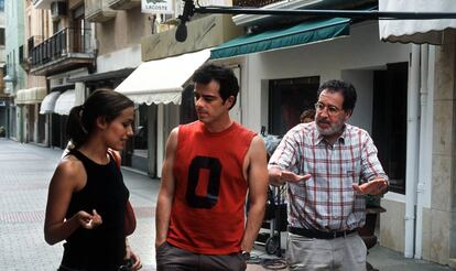 Felipe Vega, director, da instrucciones a David Selvas e Irene Montalá, durante el rodaje de la película 