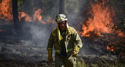 Un brigadista en el incendio forestal de Rairiz de Veiga (Ourense).